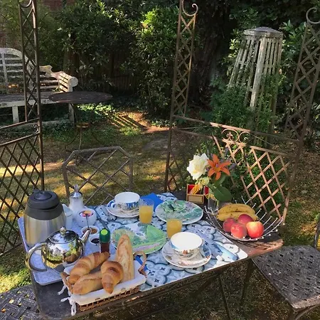 Le Clos Des Princes Bed and Breakfast Châtenay